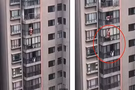 Nghẹt thở giải cứu bé 5 tuổi lơ lửng ngoài cửa sổ tầng 13