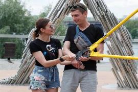 Sau 123 ngày xích tay nhau thử thách tình yêu cặp đôi chia tay