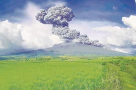 Núi lửa Kanlaon phun trào, Philippines khuyến cáo hàng chục nghìn người sơ tán