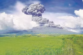 Núi lửa Kanlaon phun trào, Philippines khuyến cáo hàng chục nghìn người sơ tán