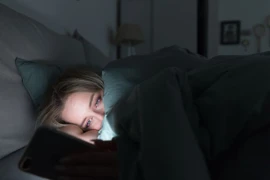 Dùng điện thoại ban đêm có thể tăng nguy cơ ung thư?