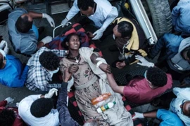 Quân đội không kích nhầm xuống chợ, gần 250 người thương vong