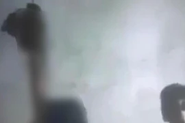 Người bố lột đồ, treo con gái lên trần nhà khai gì?