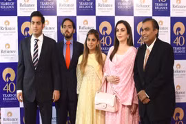 Vợ chồng tỷ phú châu Á cho con đi bằng xe buýt, làm thêm