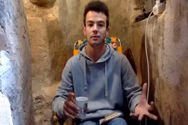 Bên trong 'căn nhà' có wifi dưới lòng đất của thanh niên 20 tuổi 