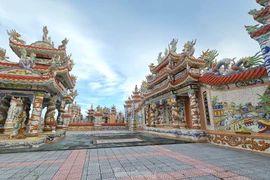 Choáng ngợp khu lăng mộ 4 tỷ của đôi vợ chồng còn sống 