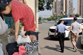 Con dâu bỏ về nhà ngoại, bố chồng đem hai cháu vứt ra đường