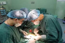 Bé trai 3 tuổi nuốt 25 viên bi nam châm vào bụng