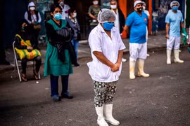 Phong tỏa sớm nhất Mỹ Latin, vì sao Peru vẫn “chao đảo” vì COVID-19?