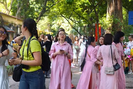 Phố Hà Nội chật kín người check-in ngày đầu nghỉ lễ 2/9