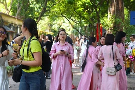 Phố Hà Nội chật kín người check-in ngày đầu nghỉ lễ 2/9