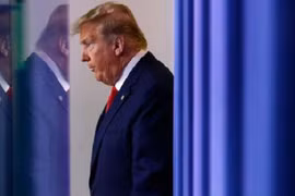 Tổng thống Trump sắp ký sắc lệnh đình chỉ nhập cư Mỹ