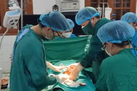 Trực thăng đưa bác sĩ vượt biển ra đảo Bạch Long Vỹ cứu thai phụ