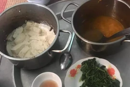 Trào nước mắt mâm cơm ở cữ đúng 2 món, rẻ rúng đến xót xa!