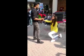 Hai sinh viên bị đuổi học sau màn cầu hôn giữa sân trường