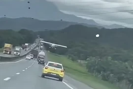 Hỏng động cơ, máy bay hạ cánh khẩn xuống cao tốc đông đúc