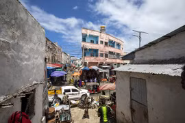 Nữ sinh bị 11 người cưỡng hiếp, ném khỏi tòa nhà 6 tầng