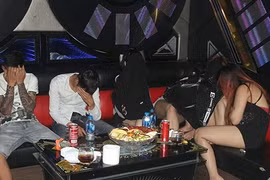 10 người phê ma túy trong quán karaoke Luxury