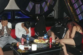 10 người phê ma túy trong quán karaoke Luxury