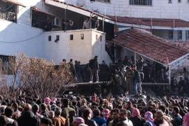 Cảnh người dân đổ xô tìm thân nhân trong nhà tù khét tiếng Syria