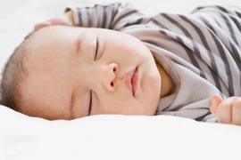 Bí quyết giúp trẻ sơ sinh ngủ ngon ban đêm trong mùa nắng nóng
