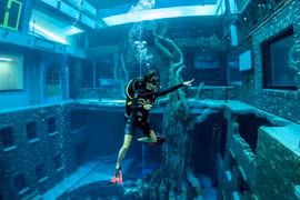 Kinh ngạc bể bơi khổng lồ chứa được cả một thành phố