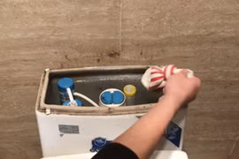 Thả chiếc tất cũ vào bồn cầu, mẹo vặt không phải ai cũng biết