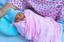 Thai nhi lạc vào ổ bụng do mẹ bị rách tử cung