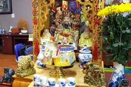 Đặt 5 loại hoa này lên bàn thờ bề trên ưng bụng giàu có