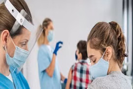 Trẻ có được tiêm phòng cúm và vaccine COVID-19 cùng lúc?