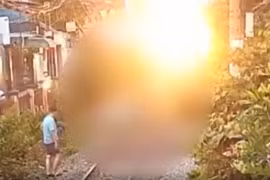 Vụ tai nạn tàu hỏa ở TPHCM: Nạn nhân đi ra giữa đường ray