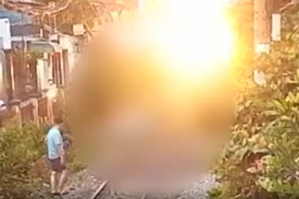 Vụ tai nạn tàu hỏa ở TPHCM: Nạn nhân đi ra giữa đường ray