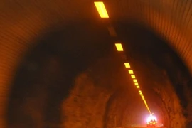 Xe buýt đâm vào đường hầm ở Trung Quốc, 51 người thương vong