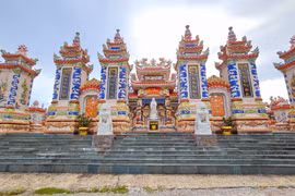 Choáng ngợp khu lăng mộ 4 tỷ đồng của đôi vợ chồng còn sống 