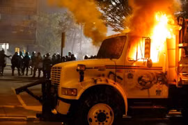 Toàn cảnh nước Mỹ chìm trong hơi cay, khói lửa biểu tình