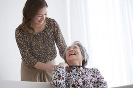 Con dâu đưa mẹ chồng và bố ruột đến nơi đăng ký kết hôn đúng Valentine 