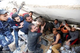 Bé 6 tuổi sống sót sau 7 giờ bị chôn vùi trong đống đổ nát