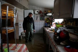 Người dân Pháp khốn khổ vì ngập lụt kinh hoàng