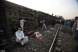 Hiện trường tai nạn tàu hỏa hơn 100 người thương vong