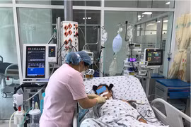 Cấp cứu bé gái 14 tuổi ngộ độc thuốc trừ sâu