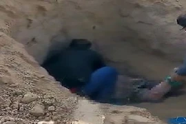 Nghịch tử chôn sống mẹ già trong ngôi mộ hoang 