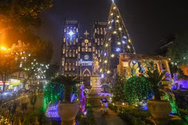Các nhà thờ lớn ở Hà Nội trang hoàng lung linh chào đón Giáng sinh