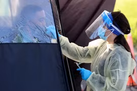 Lý do nhiều người mắc COVID-19 đến 4-5 lần