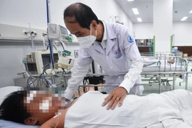 Bé trai vượt cửa tử sau một tháng chiến đấu sốt xuất huyết