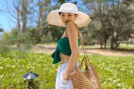 Không hàng hiệu, Hiền Hồ đi biển diện đồ cói bình dân vẫn sang 