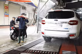 Rửa xe kiếm tiền triệu ngày Tết, lượng xe gấp 10 lần ngày thường