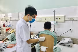 Người đàn ông mắc whitmore, sốt cao một tháng