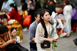 Đông khách “vay tiền” ngày vía Thần tài, Đền Bà Chúa Kho quá tải