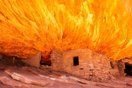 Choáng ngợp 'ngôi nhà rực cháy' bên vách núi