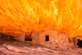 Choáng ngợp 'ngôi nhà rực cháy' bên vách núi